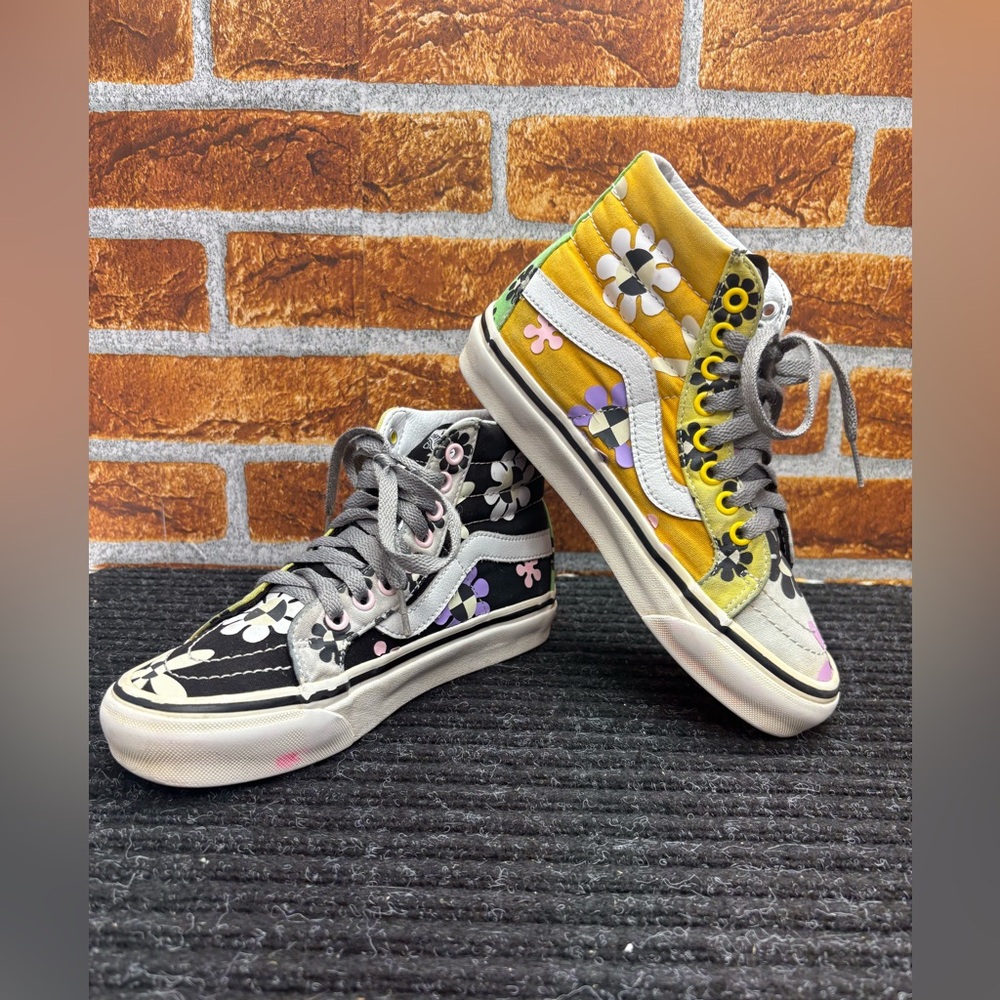 Vans Floral High-Top Sneakers - Women’s Size 6.5- In very good condition.